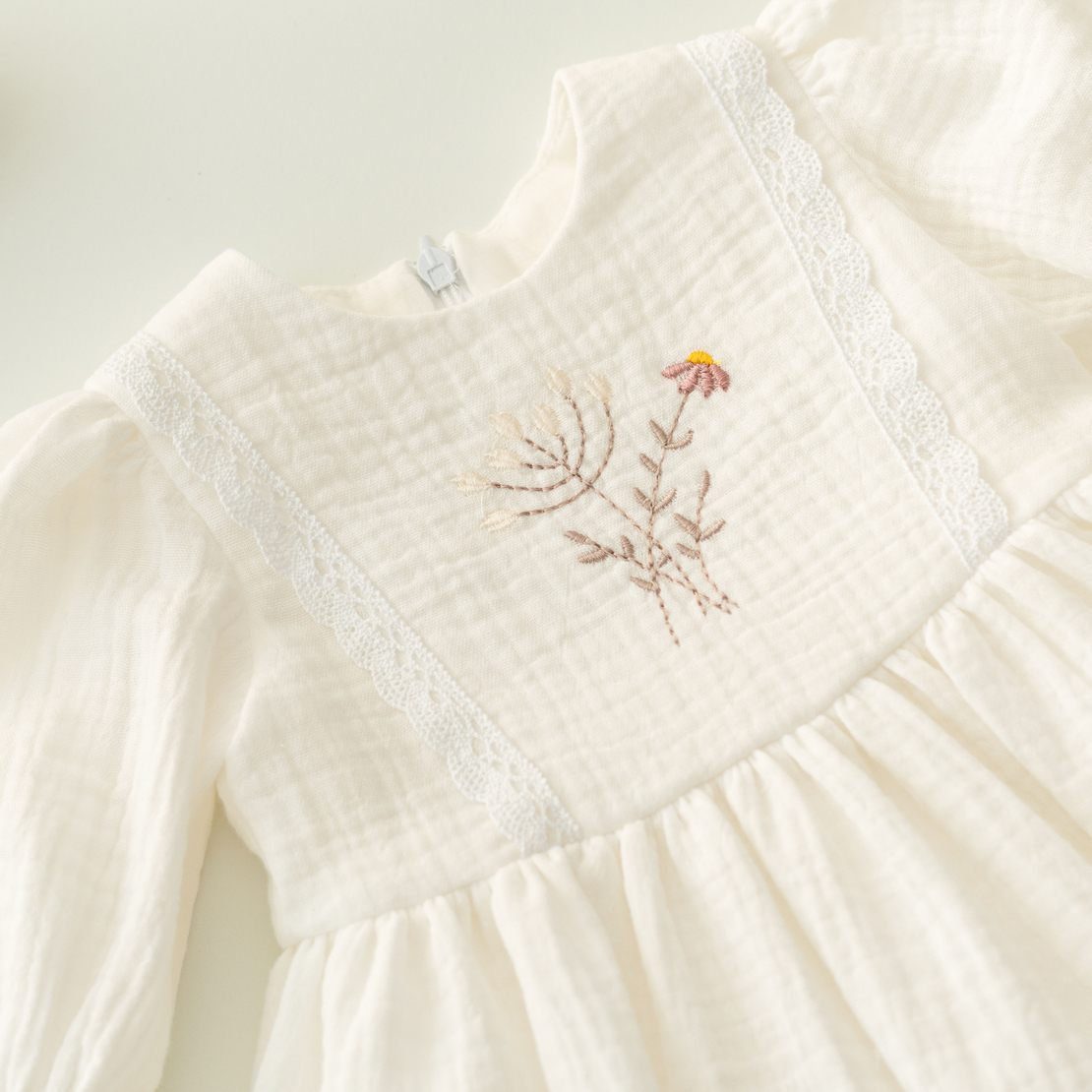 Rochiță „Flori de câmp” din muselină cu broderie florală