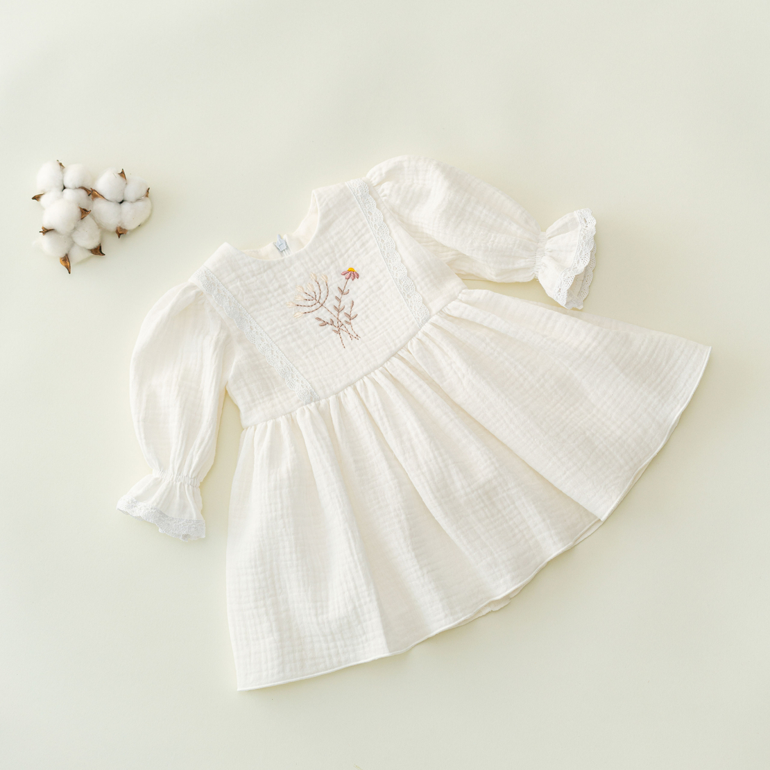 Rochiță „Flori de câmp” din muselină cu broderie florală