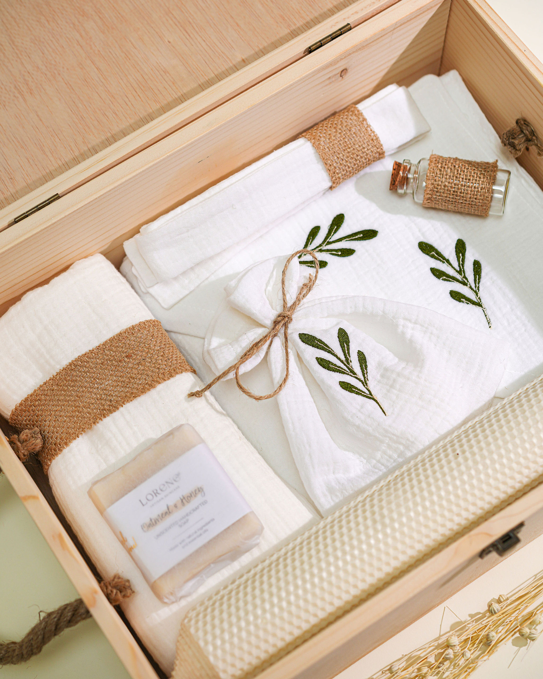 Trusou PREMIUM din muselina alba cu broderie, in cufar de lemn, model FRUNZA DE MASLIN