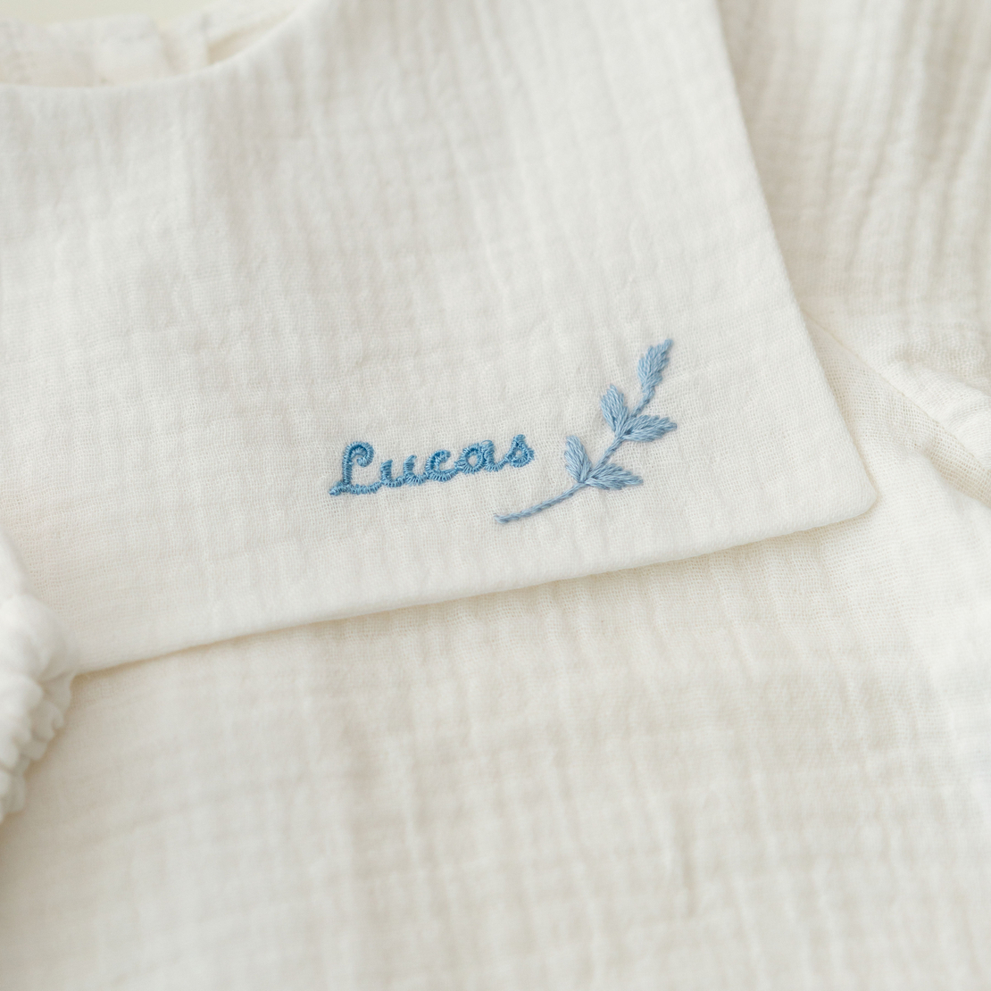 Compleu LUCAS din muselină și in prespălat, personalizabil
