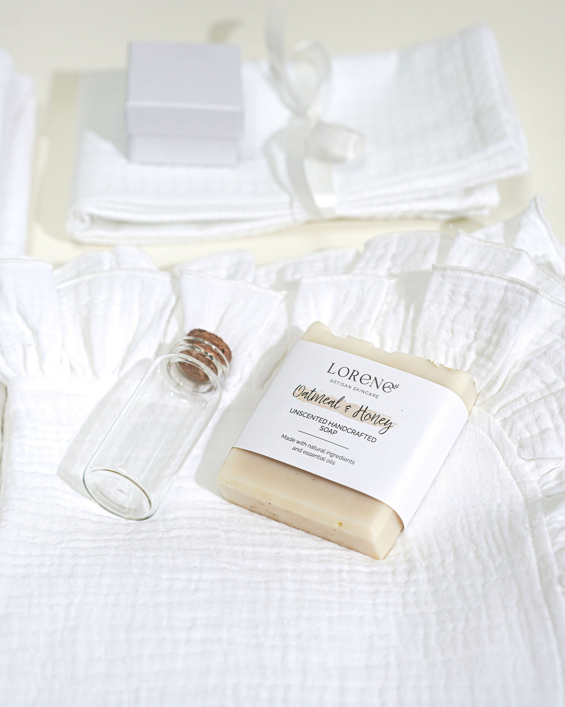 Trusou botez „White of Pearls” din muselină albă cu volănașe și perle – set complet premium