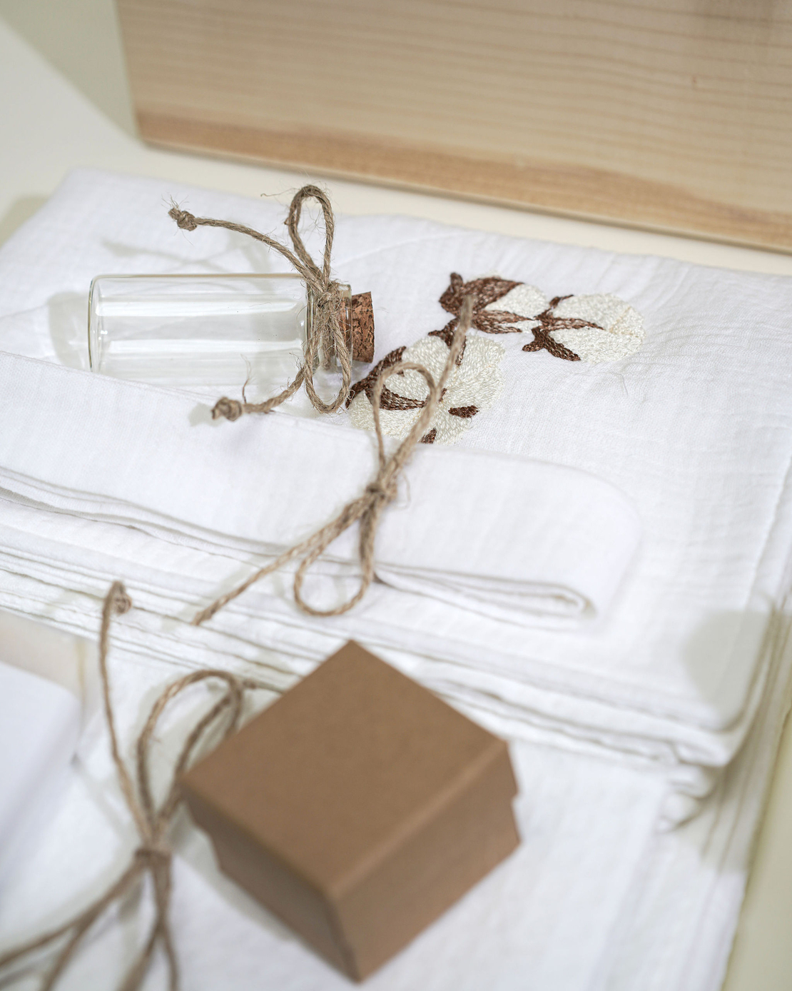 Trusou PREMIUM din muselina alba cu broderie, in cufar de lemn, model FLORI DE BUMBAC