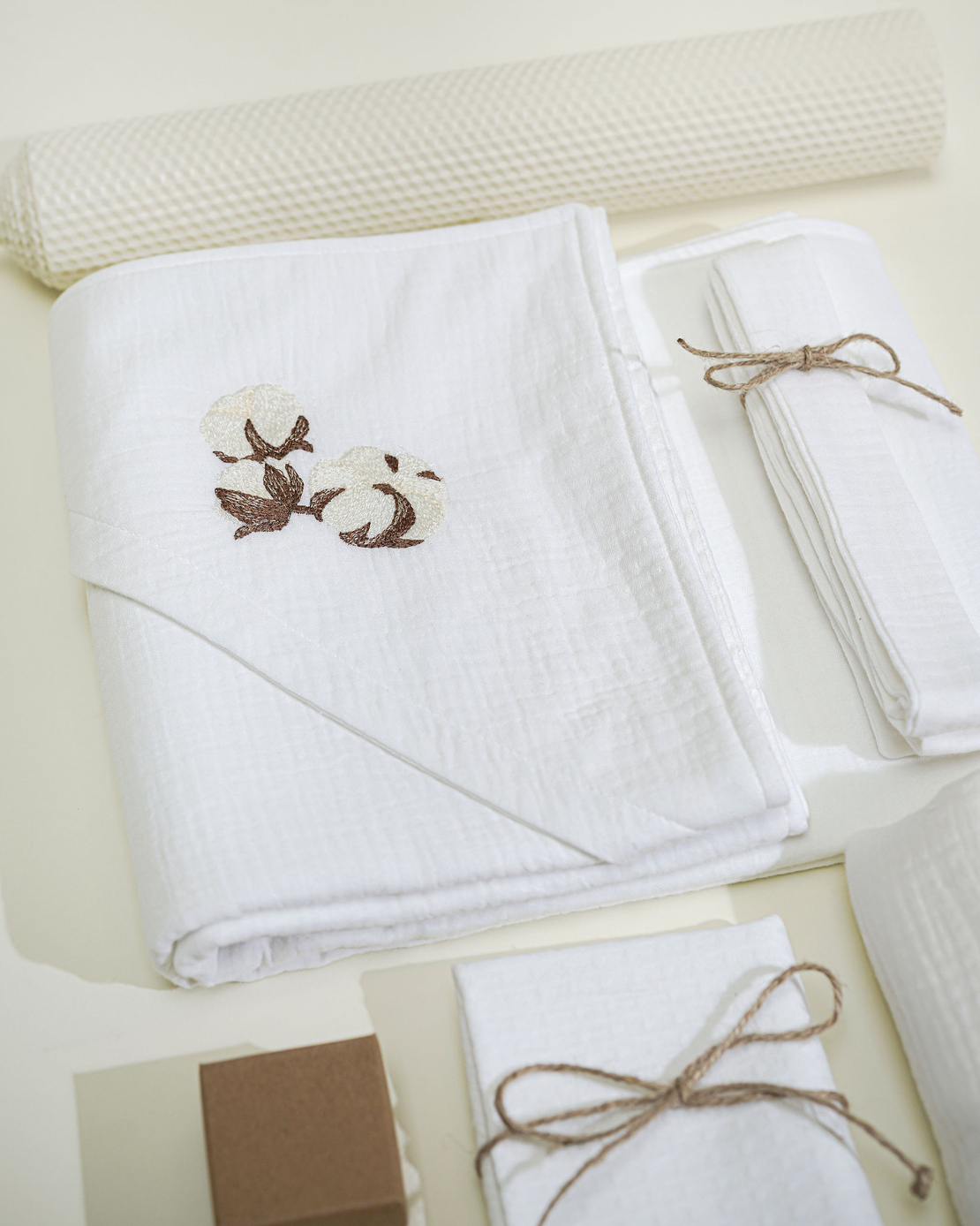 Trusou PREMIUM din muselina alba cu broderie, in cufar de lemn, model FLORI DE BUMBAC