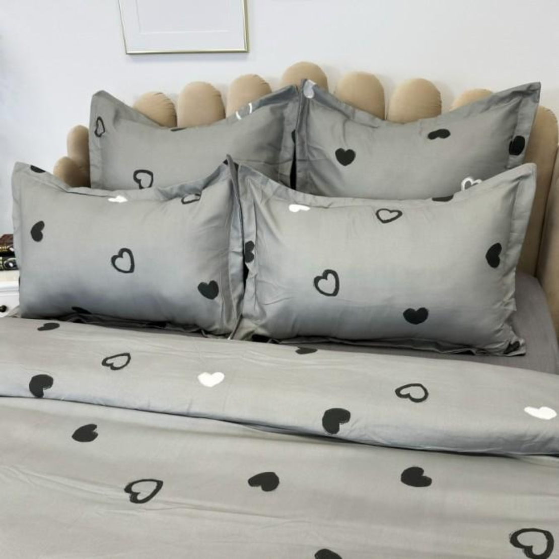 Lenjerie pat dublu, 2 persoane, cearceaf cu elastic, fineţ, 6 piese, gri cu inimioare