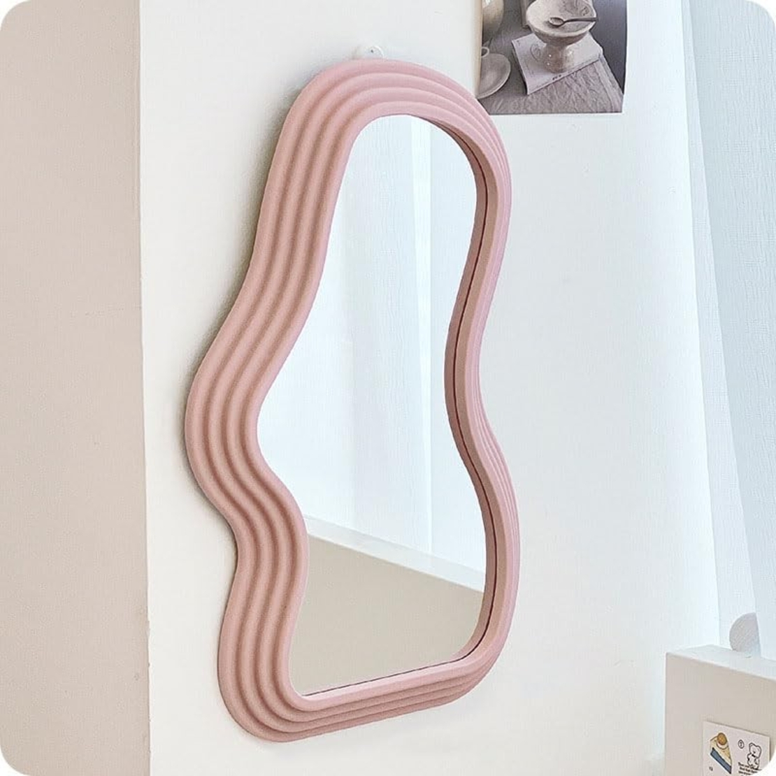 Oglinda de Perete, Flippy, Decorativa, pentru Baie, Dormitor, Sufragerie, Model Minimalist, Forma Asimetrica, 40.3x26 cm, Roz