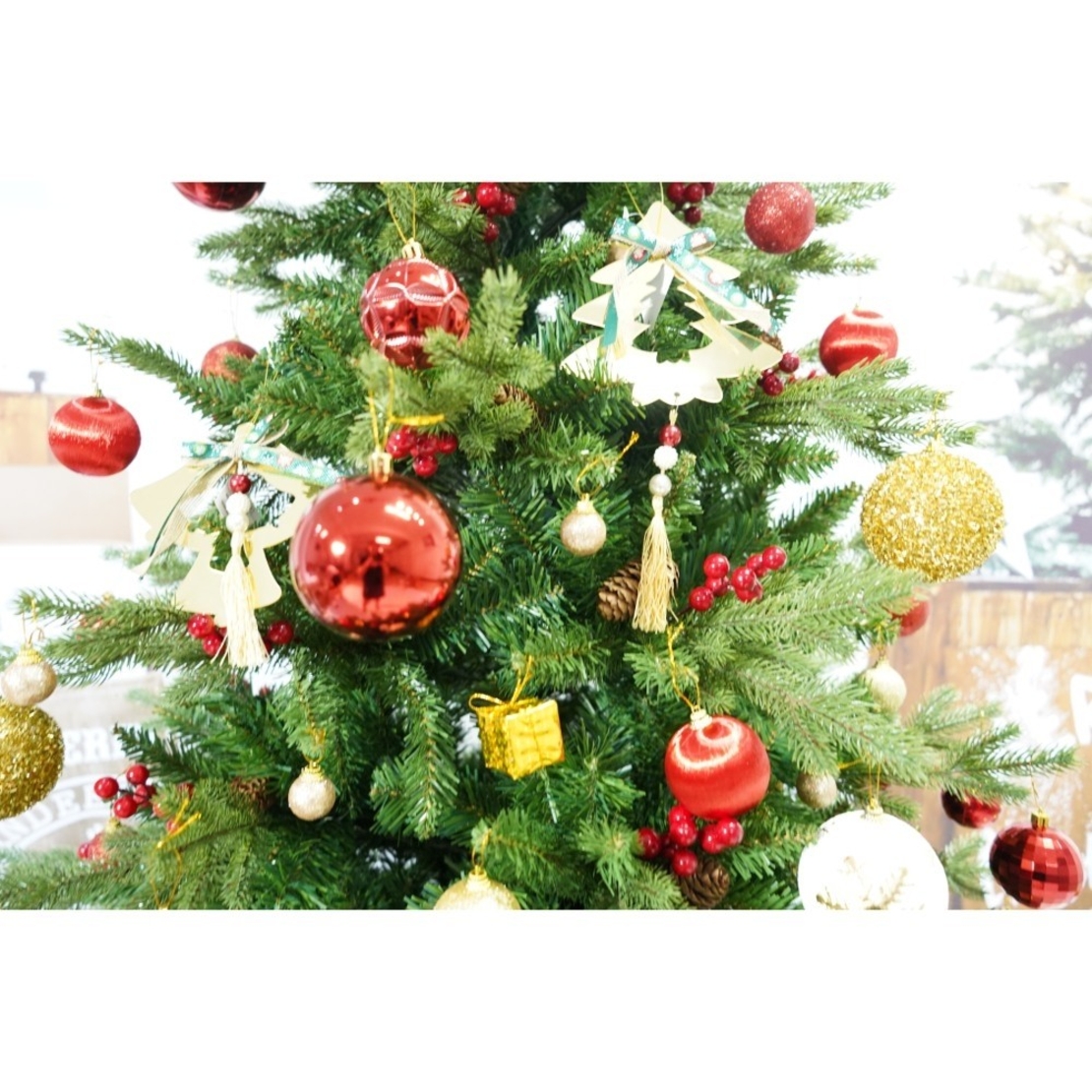 Set brad artificial de Craciun si elemente decorative, decorat cu conuri pin rosii, inaltime 210 cm, diametru 137 cm, 1172 ramuri, Flippy, verde, suport metalic inclus