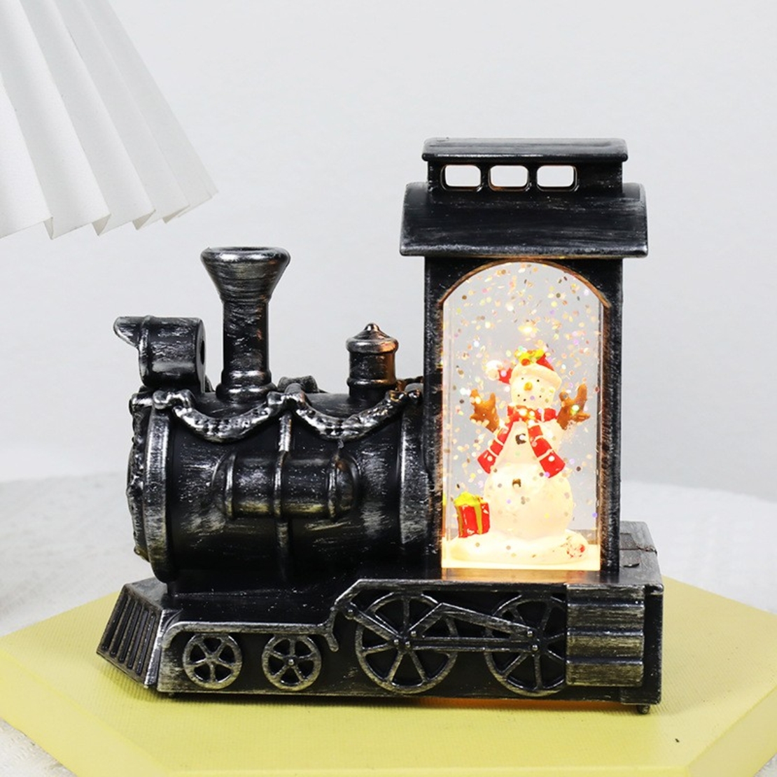 Decoratiune de Craciun tip Locomotiva, Flippy, Glob de Cristal cu Fulgi de Zapada, Model Om de Zapada, Iluminare LED, 11.5 x 12.5 x 6 cm, Carcasa Vintage Bronze, Transparent