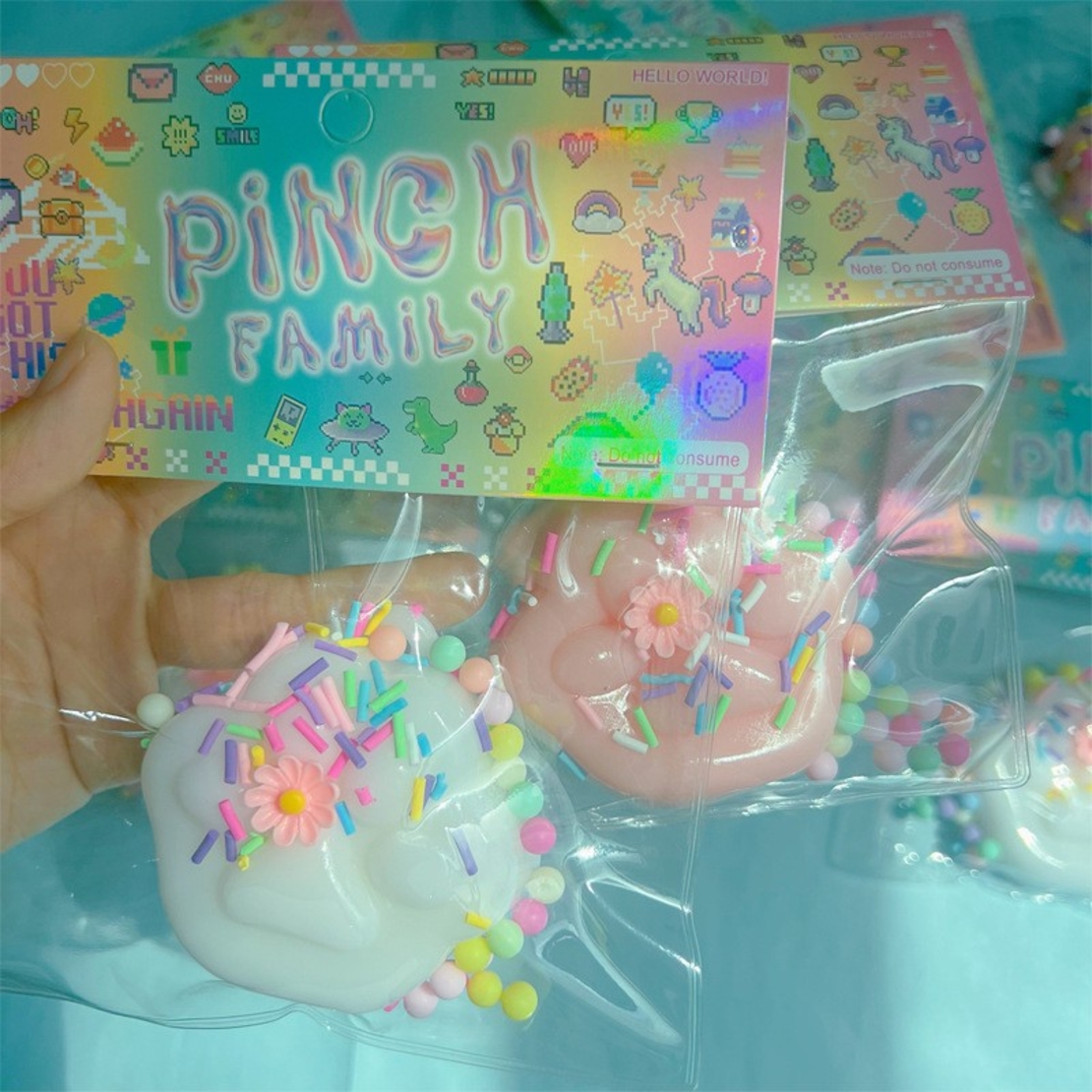 Set 12 Jucarii Antistres Squishy, Flippy, cu Revenire Lenta, Squeeze Pinch Family, Model Labuta de Pisica, 6x6 cm, 45g, Ambalaj Transparent, Alb+Roz