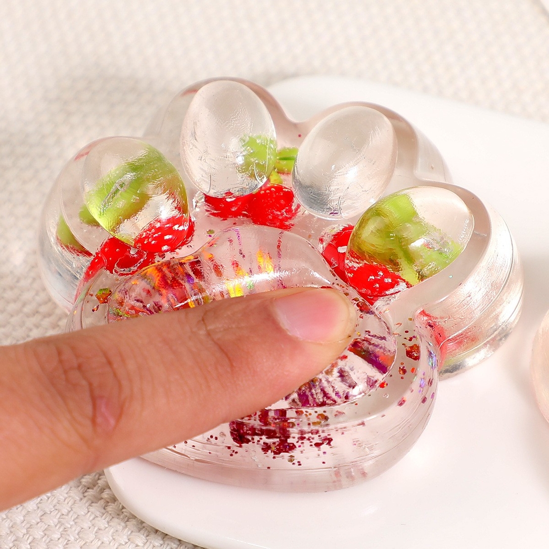 Jucarie Antistres Squishy, Flippy, cu Revenire Lenta, Squeeze Pinch Family, Model Cat Paw, 6.5 x 7 cm, din Tpr, 4-6 Ani, Model 5 Fructe, Transparent