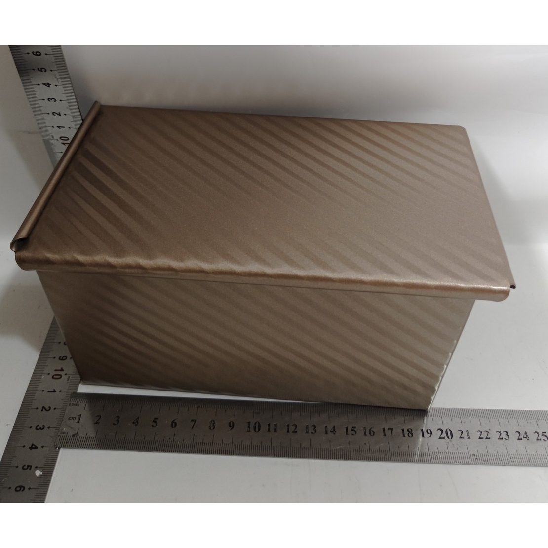 Tava pentru Paine, Flippy, din Otel Carbon, 450 g, cu Capac, Antiaderenta, 21 x 11 x 11.5 cm, Roz Auriu