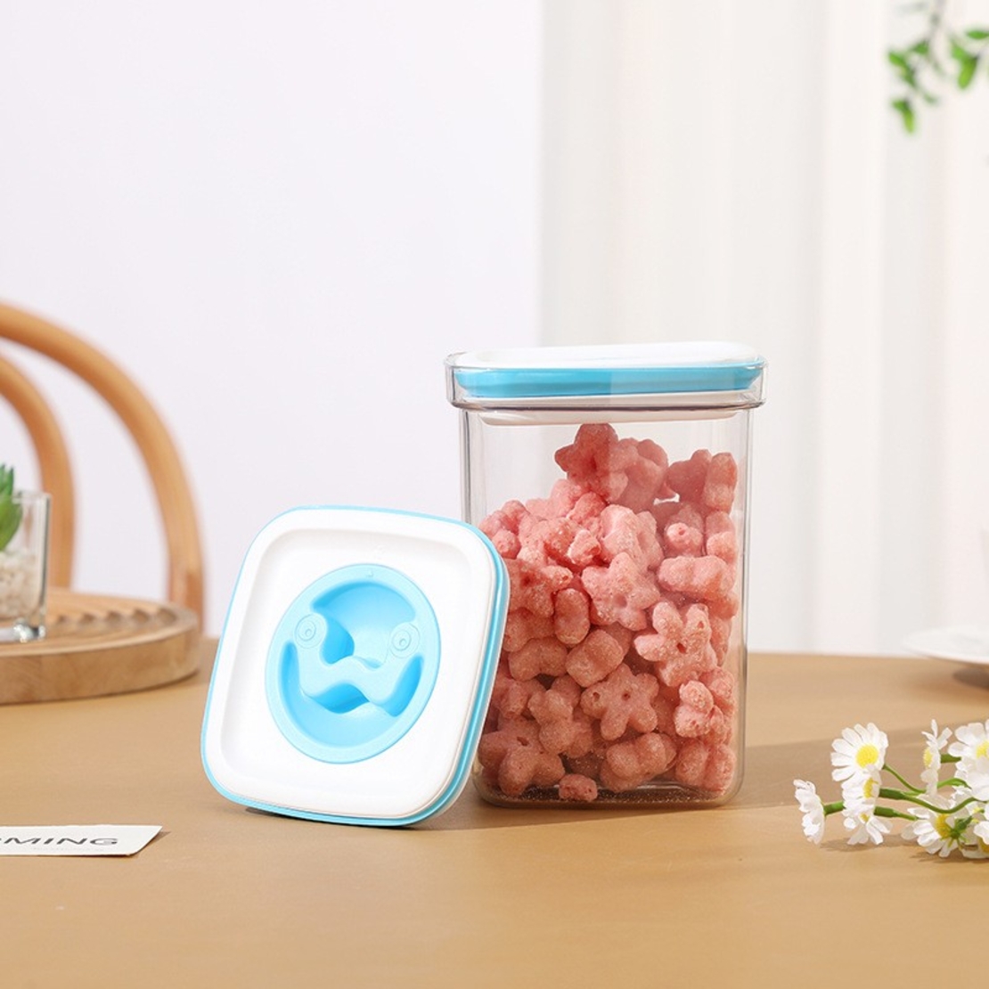 Set 5 Cutii de Depozitare pentru Bucatarie, Flippy, 2 x 600ml, 2 x 1.3L, 1 x 2L, din ABS+PET+Silicon, Capac Alb/Albastru, 23 x 10 x 10 cm, Transparent