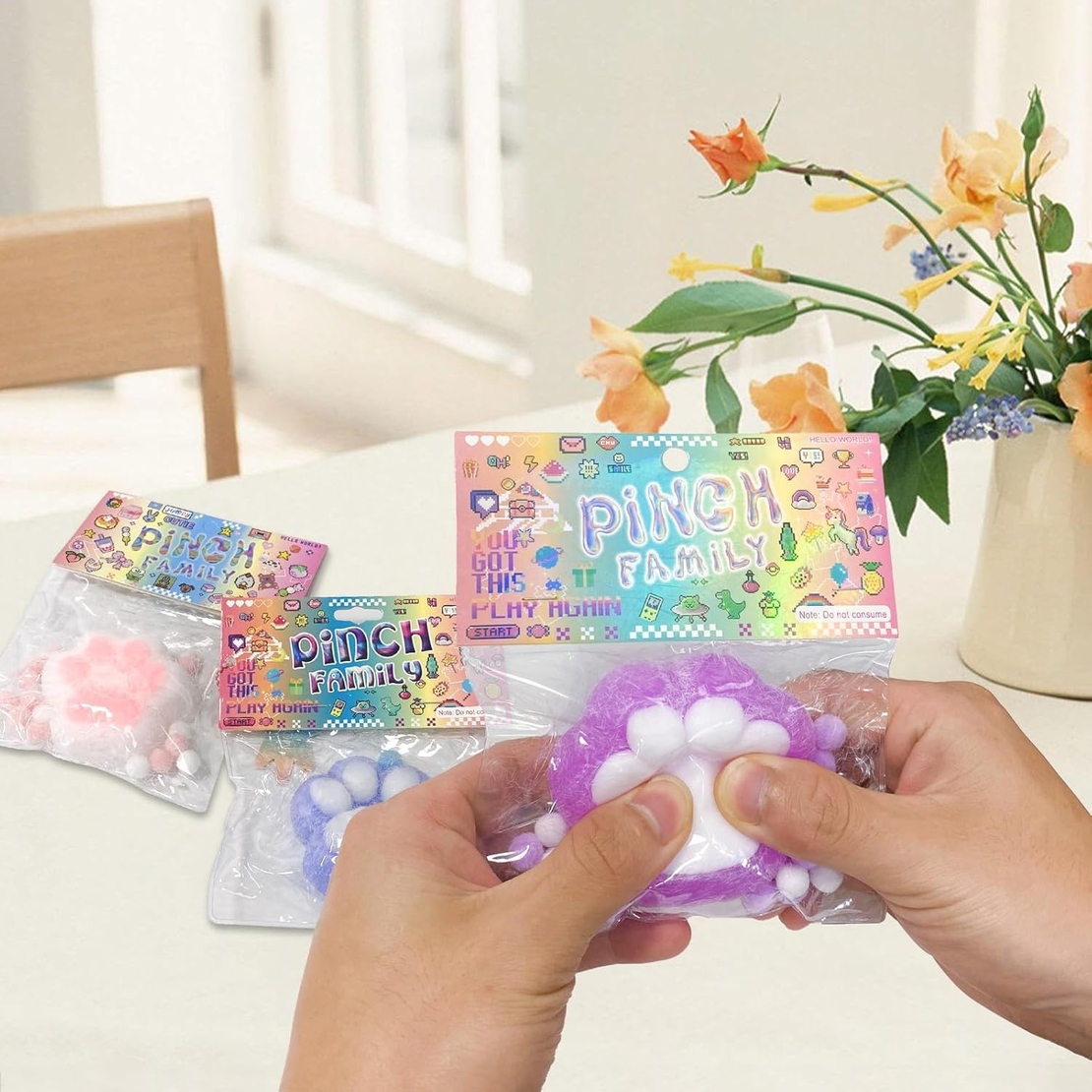 Jucarie Antistres Squishy, Flippy, cu Revenire Lenta, Squeeze Pinch Family, Model Labuta de Pisica Pufoasa, 6x6 cm, 72g, Ambalaj Transparent, Mov-Alb
