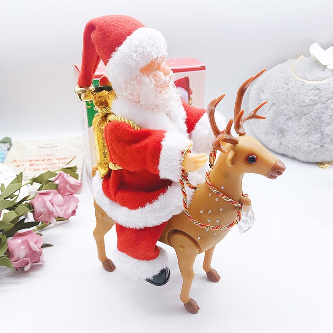 Decoratiune Mos Craciun, Flippy, Animat, care Canta si Danseaza, cu Saculet, pe Ren, Imbracat Festiv, 28x21x10 cm, Rosu