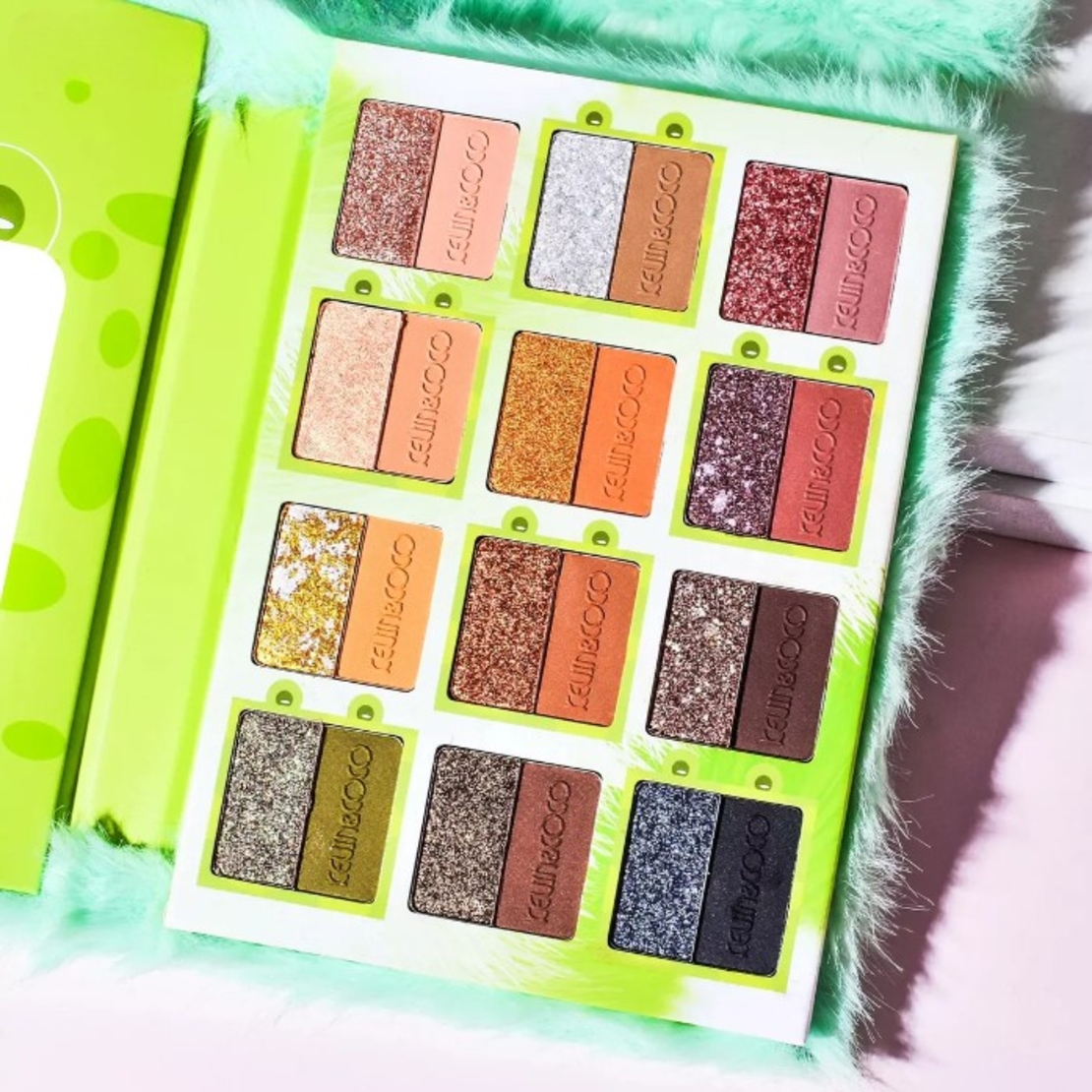 Set de Machiaj Kevin&Coco, 38 culori, Fard Ochi, Iluminatoare si Contouring, Husa Pufoasa, Model Broscuta, 17.3x12.5x5 cm, Multicolor