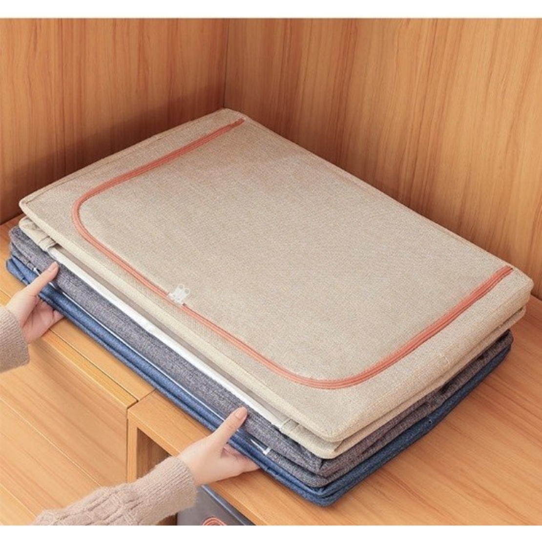 Cutie de Depozitare Pliabila, Flippy, 24 L, din Bumbac si In, 40x30x20 cm, 2 Ferestre, Frontala si Laterala, 2 Usi de Acces cu Fermoar Bidirectional, Cadru Metalic, Suport Baza Stabil din Plastic, Bej