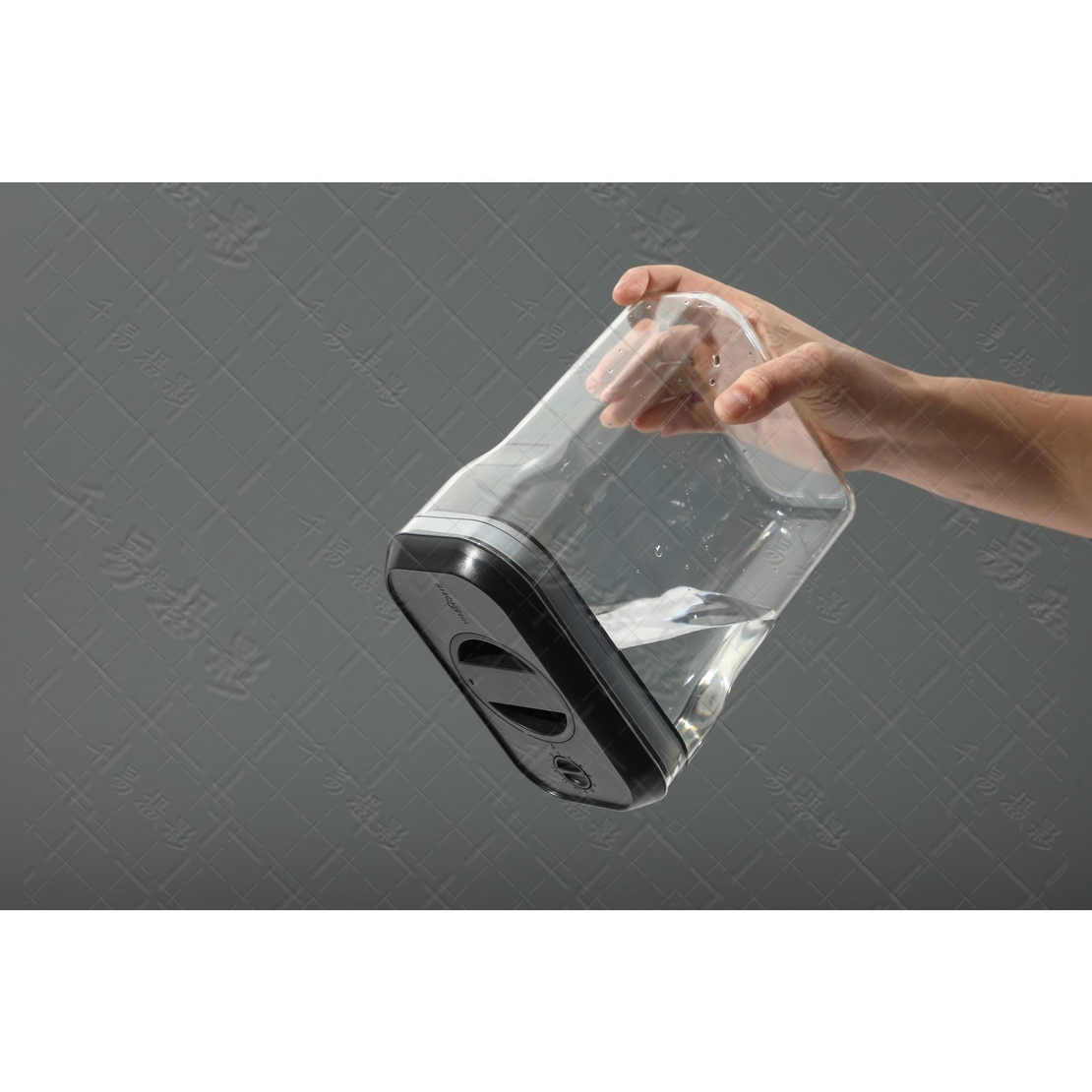 Recipient din Plastic, Flippy, pentru Alimente/Obiecte, Inchidere Ermetica Rotire 90 grade, 2l, 20.5 x 10.5 x 27 cm, Transparent