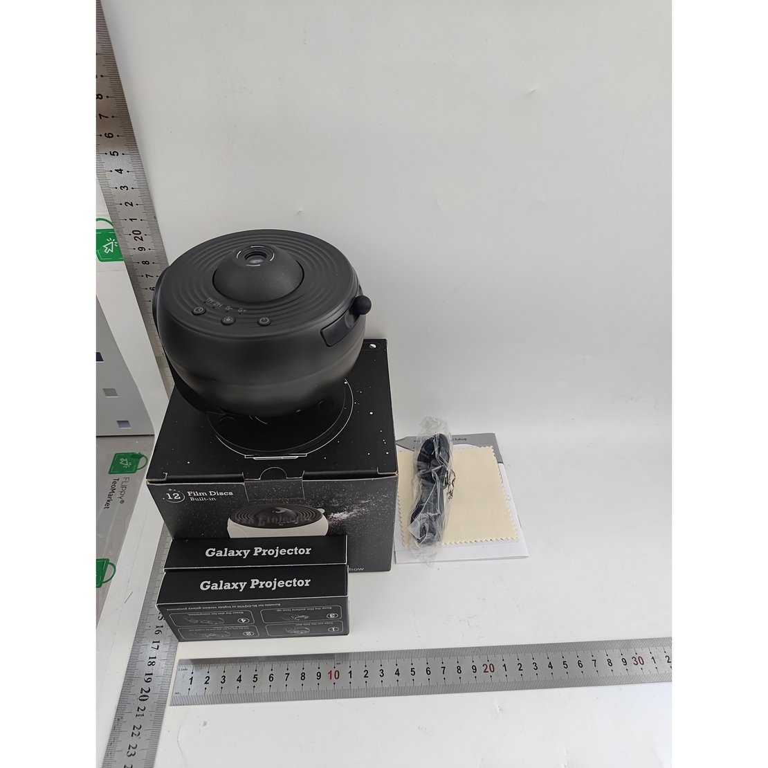 Lampa Tip Proiector Galaxie, Flippy, pentru Dormitor, Tematica Cer Instelat, Model Glob, HD, Rotire 360 de Grade, 13 Imagini, Incarcare USB, 5 W, 11.2x10.8x10.9 cm, Negru