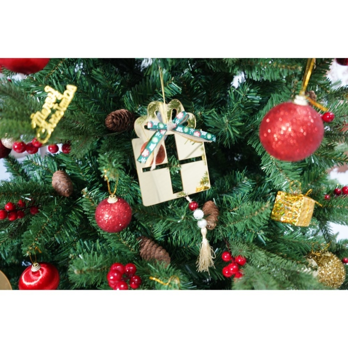 Set brad artificial de Craciun si elemente decorative, decorat cu conuri pin rosii, inaltime 210 cm, diametru 137 cm, 1172 ramuri, Flippy, verde, suport metalic inclus