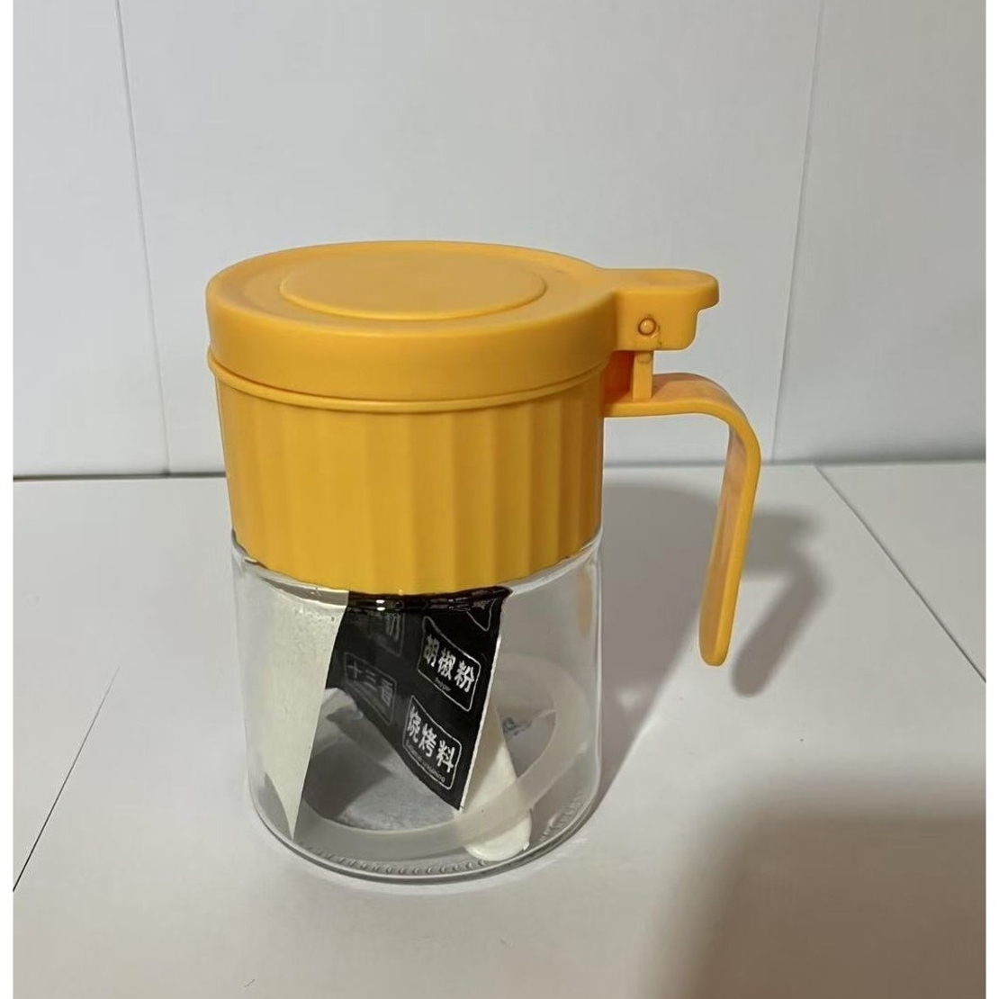 Recipient Condimente, Flippy, din Stilca, 180 ml, cu Maner si Lingurita, 10.6 x 7 x 7 cm, Capac Mat, Galben