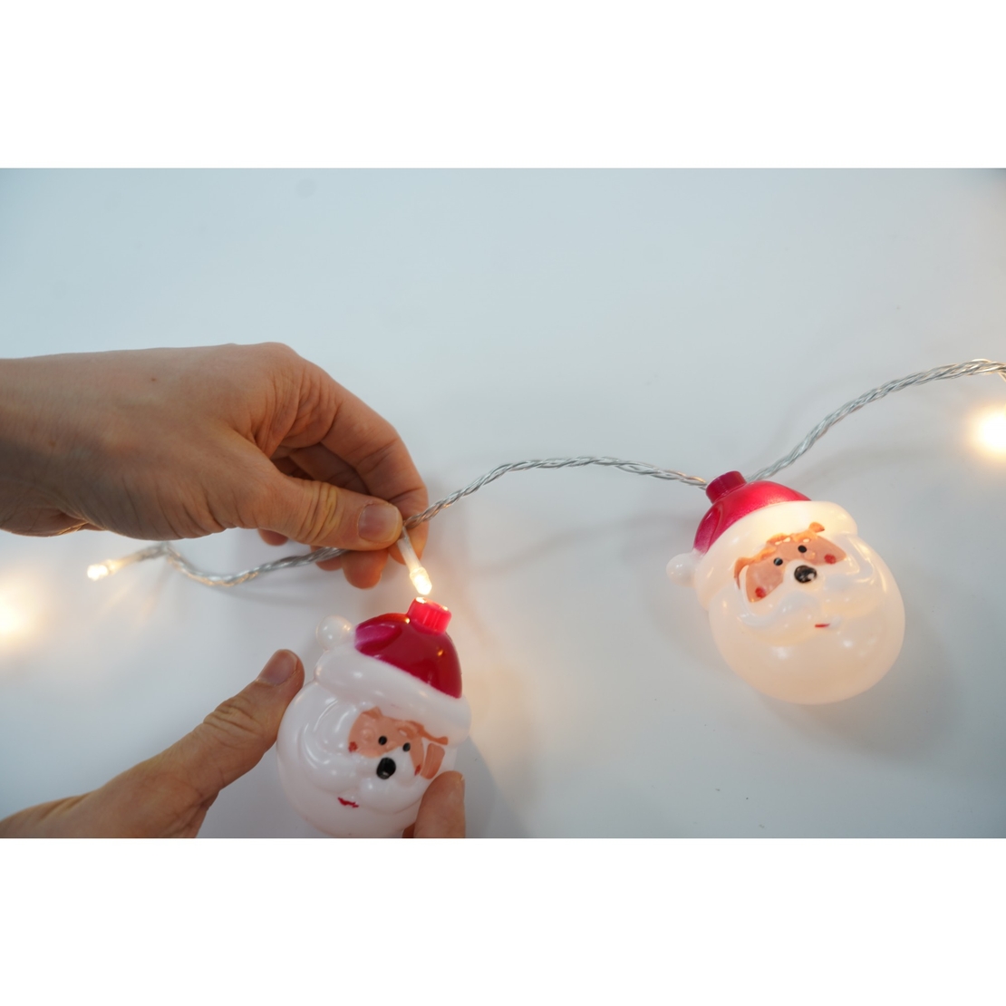 Set 10 Ornamente pentru Instalatie, Flippy, Atasare la Instalatia de Craciun, Design Festiv, Protectie Becuri Instalatie, Rezistente la Zapada, Interior/ Exterior, Model Mos Craciun