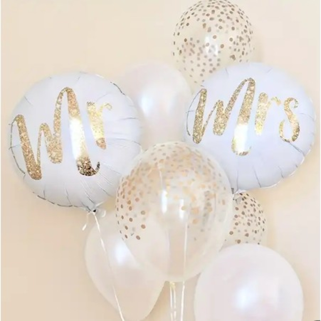 Set 12 Baloane din Folie Metalizata si din Latex, Flippy, Model Mr Mrs, Tema Nunta, Baloane Party cu Confetti, 45 cm, 30 cm, Pai inclus, Umflare cu Aer sau Heliu, Alb/Auriu