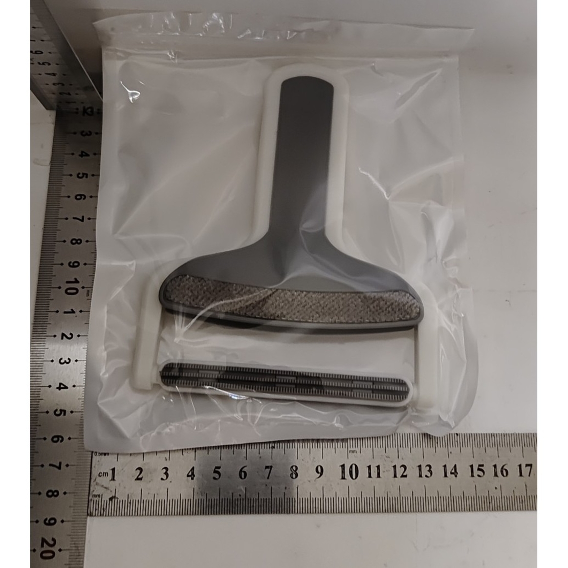 Perie de Indepartarea a Parului si Scamelor, Flippy, 12 x 15 cm, Maner Confortabil, Alb/Gri