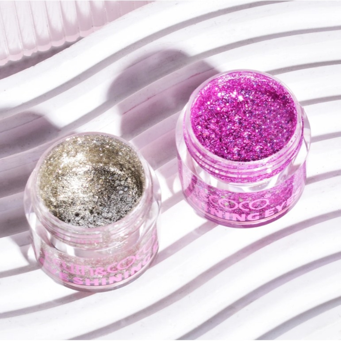 Set de Machiaj Kevin&Coco, 30 de Culori, Farduri de Pleoape, Iluminatoare Lichide, Lip Gloss-uri, Blush, Glitter, Model Regina Ghetii, 24.5x21.2x8.7 cm, Multicolor