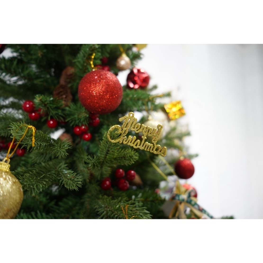 Set brad artificial de Craciun si elemente decorative, decorat cu conuri pin rosii, inaltime 210 cm, diametru 137 cm, 1172 ramuri, Flippy, verde, suport metalic inclus