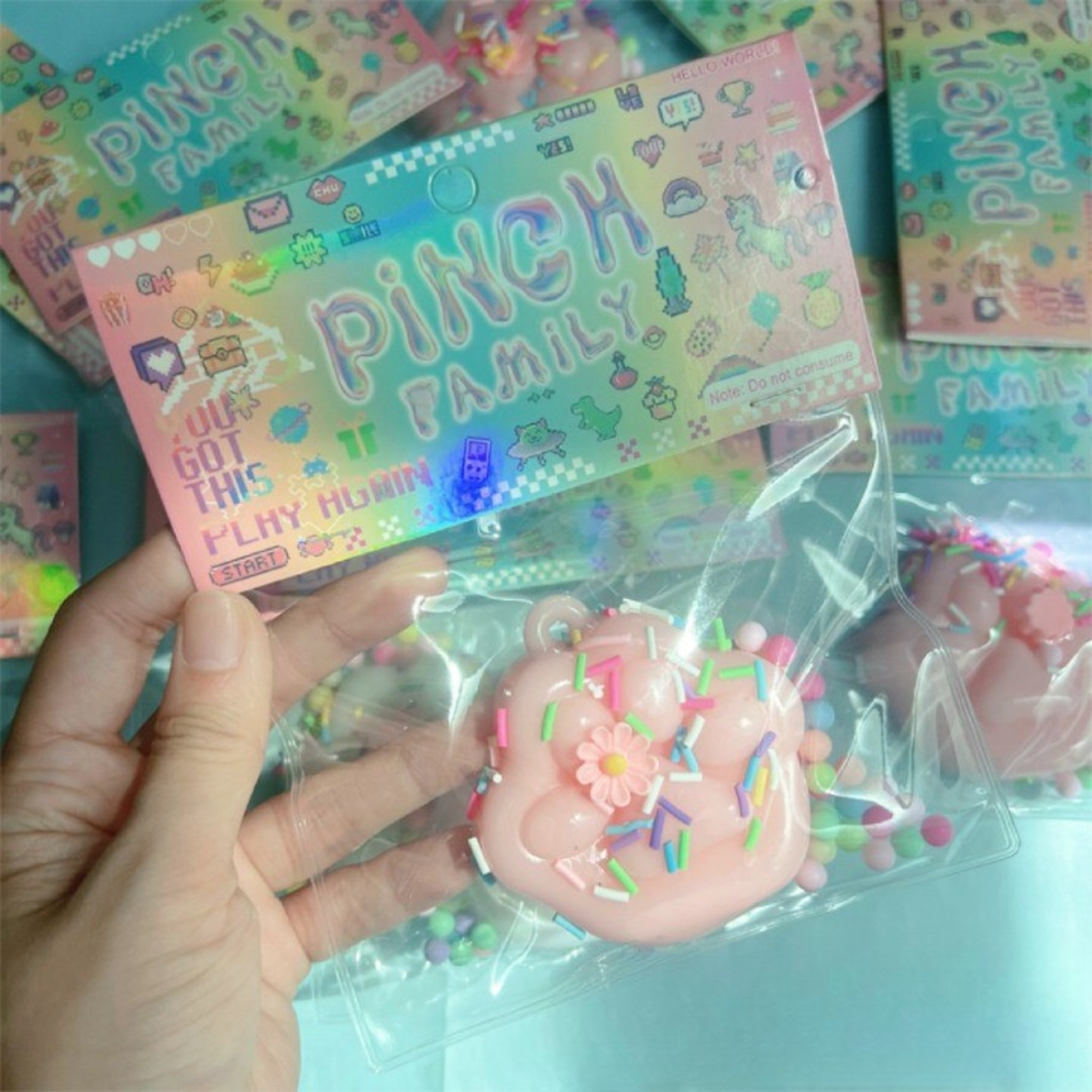 Jucarie Antistres Squishy, Flippy, cu Revenire Lenta, Squeeze Pinch Family Model Labuta de Pisica, 6x6 cm, 45g, Ambalaj Transparent, Roz