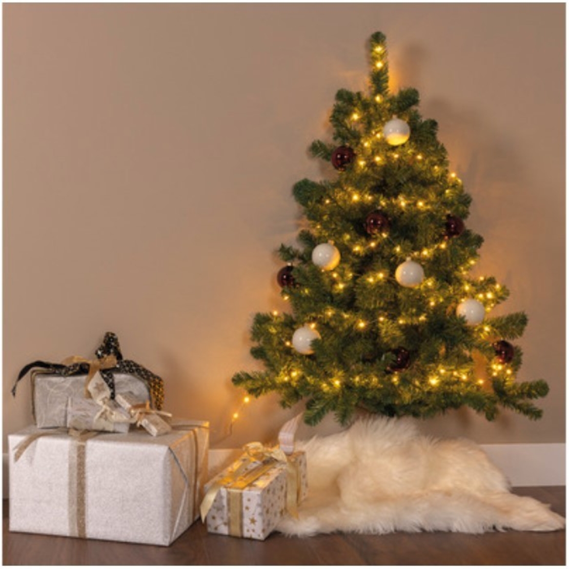 Brad de Craciun artificial cu suport inclus Flippy, 120 cm, 240 ramuri/varfuri, material plastic, suport clasic, fara iluminare, utilizat pentru interior/exterior, verde