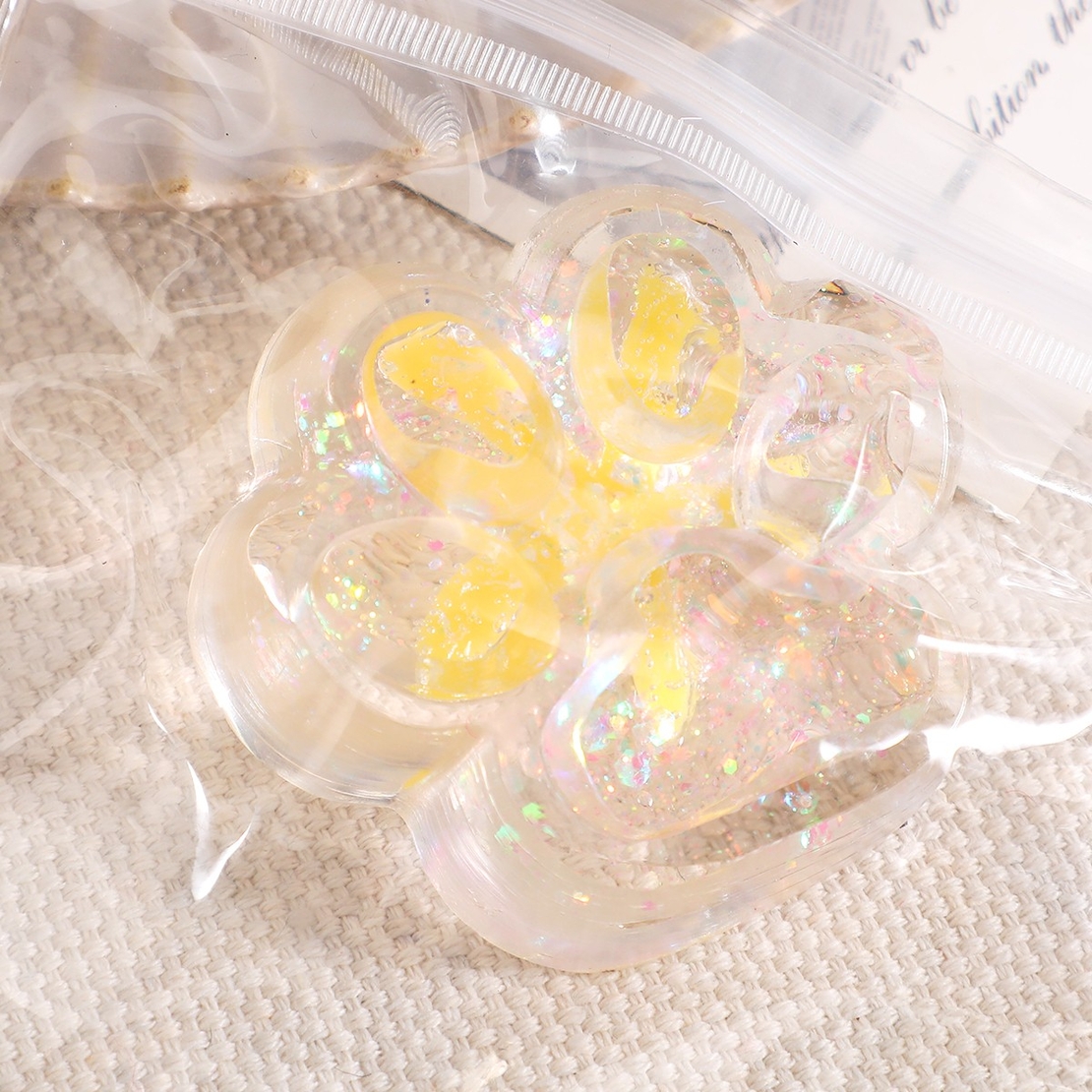 Jucarie Antistres Squishy, Flippy, cu Revenire Lenta, Squeeze Pinch Family, Model Cat Paw, 6.5 x 7 cm, din Tpr, 4-6 Ani, Model 2 Flori, Transparent