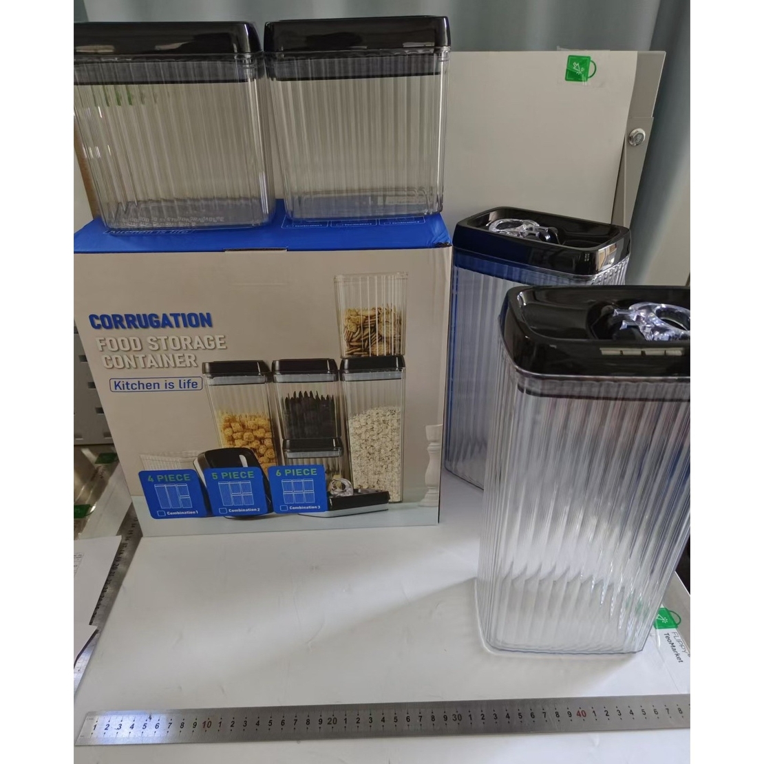 Set 4 Recipiente din Plastic, Flippy, pentru Alimente/Obiecte, Inchidere Ermetica, Textura Ondulata, 2 x 1.5l, 2 x 3.3 l, Transparent