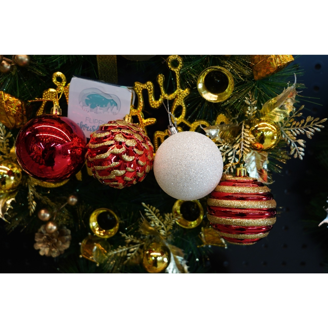 Set de 24 ornamente de brad, Flippy, de tip Glob, Alb/ Rosu, cu ø de 7 cm, din plastic, cu finisaj sclipitor , cutie  16  cm lungime x 36  cm inaltime x 16  cm adancime, Resigilat
