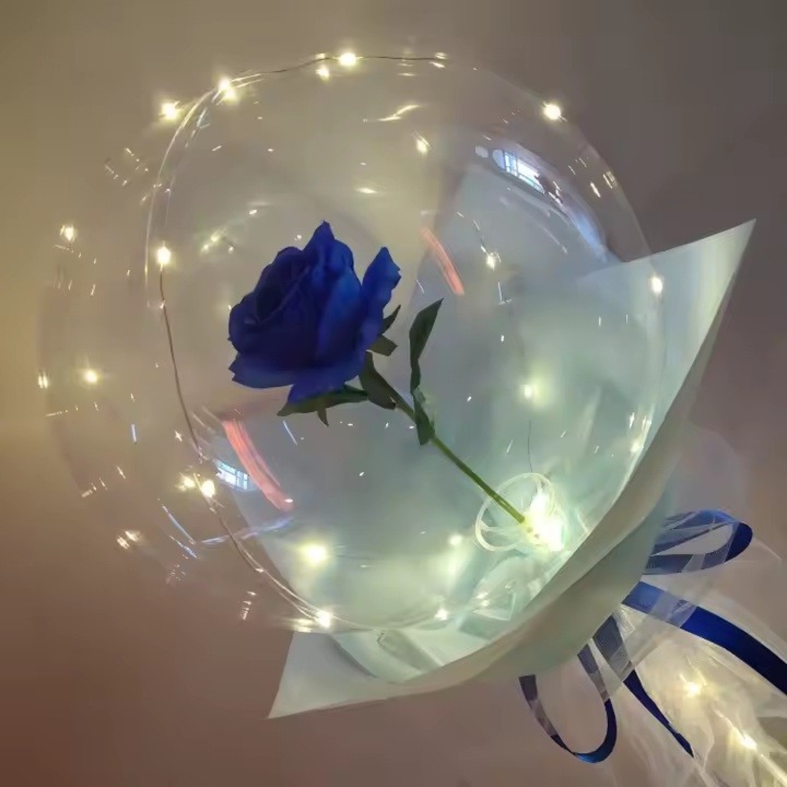 Buchet Decorativ, Flippy, Trandafir in Balon cu Lumini Led, Diametru 35 cm, 2 x Baterii AA (neincluse), Albastru/Alb