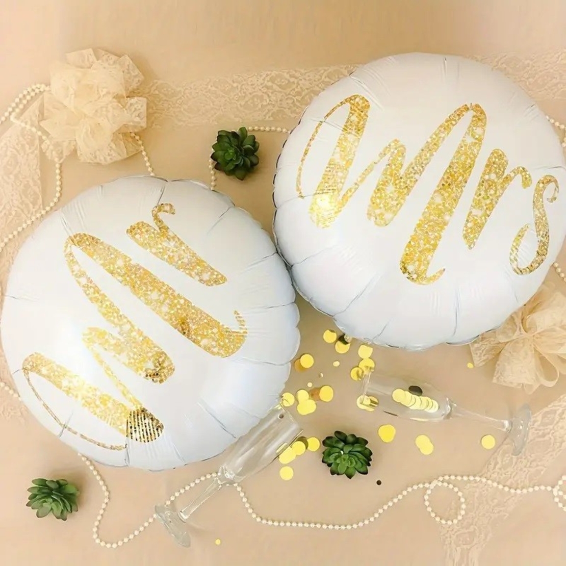 Set 12 Baloane din Folie Metalizata si din Latex, Flippy, Model Mr Mrs, Tema Nunta, Baloane Party cu Confetti, 45 cm, 30 cm, Pai inclus, Umflare cu Aer sau Heliu, Alb/Auriu