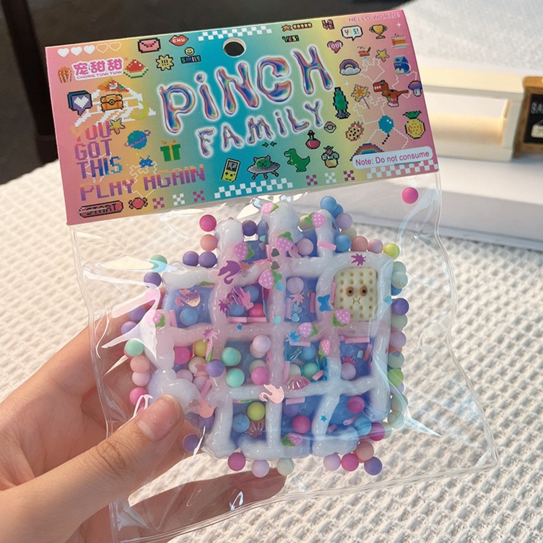 Jucarie Antistres Squishy, Flippy, cu Revenire Lenta, Squeeze Pinch Family, Model Waffle, 6x6 cm, 99g, Ambalaj Transparent, Multicolor