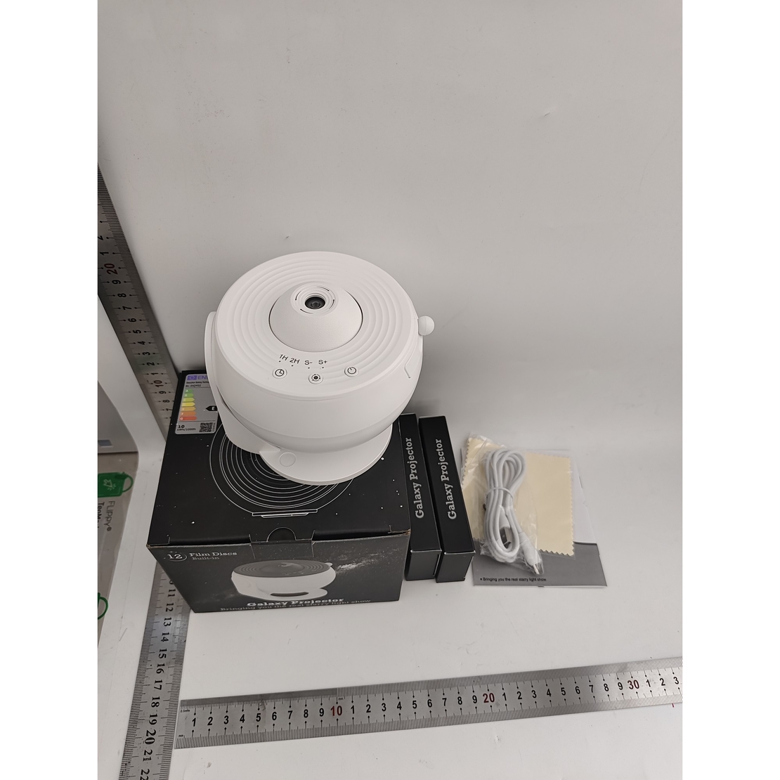 Lampa Tip Proiector Galaxie, Flippy, pentru Dormitor, Tematica Cer Instelat, Model Glob, HD, Rotire 360 de Grade, 13 Imagini, Incarcare USB, 5 W, 11.2x10.8x10.9 cm, Alb