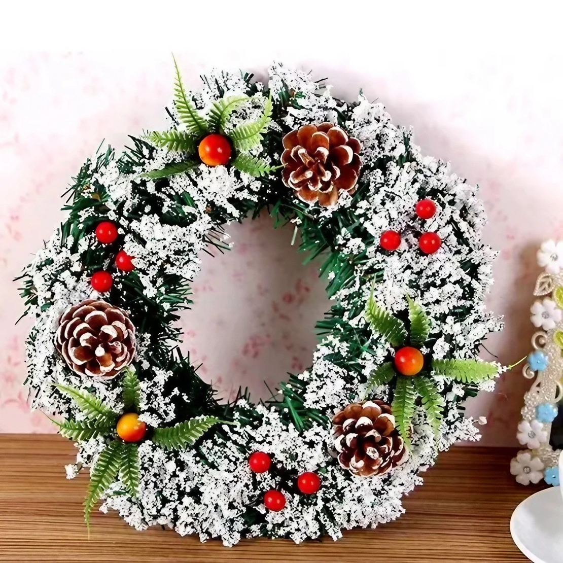 Coronita pentru Craciun Flippy, diametru 20 cm, din brad artificial, decorata cu conuri si merisoare, inzapezit, Verde/Alb