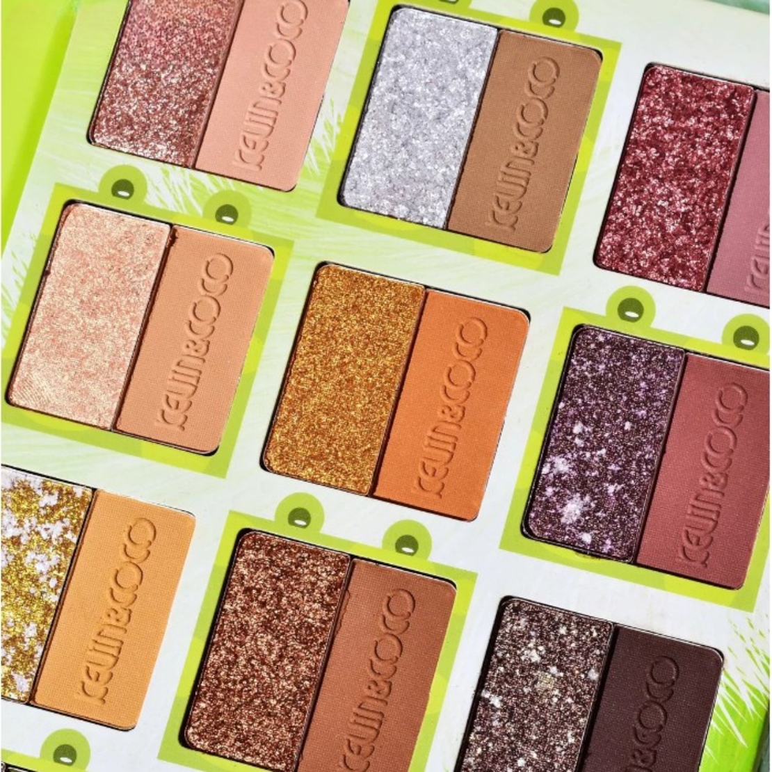 Set de Machiaj Kevin&Coco, 38 culori, Fard Ochi, Iluminatoare si Contouring, Husa Pufoasa, Model Broscuta, 17.3x12.5x5 cm, Multicolor