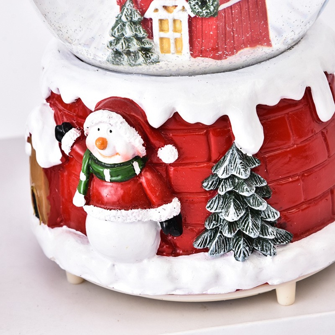 Decoratiune glob cu zapada Flippy, Mos Craciun pe casa, diametru 4.5 cm, multicolor