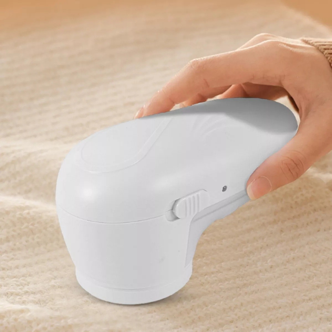 Aparat Scame si Par Haine, Flippy, Electric, USB inclus, Periuta Curatare, pentru Diferite Tesaturi, 13 x 6.8 x 5.8 cm, Alb