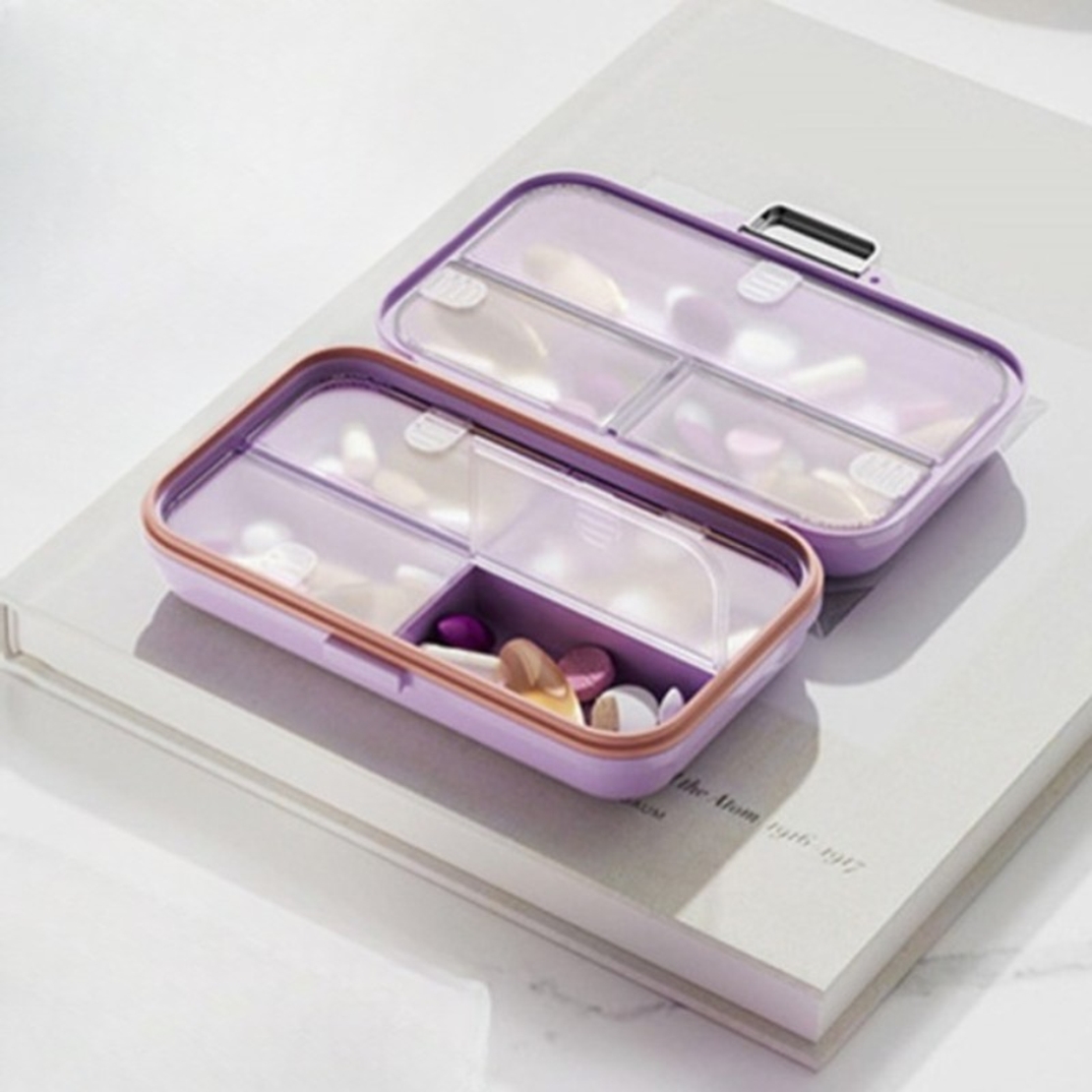 Cutie Medicamente, Flippy, Mov, 7 Compartimente, Portabila si Compacta, 11x7.2x3.5 cm, Ideala pentru Uzul Cotidian