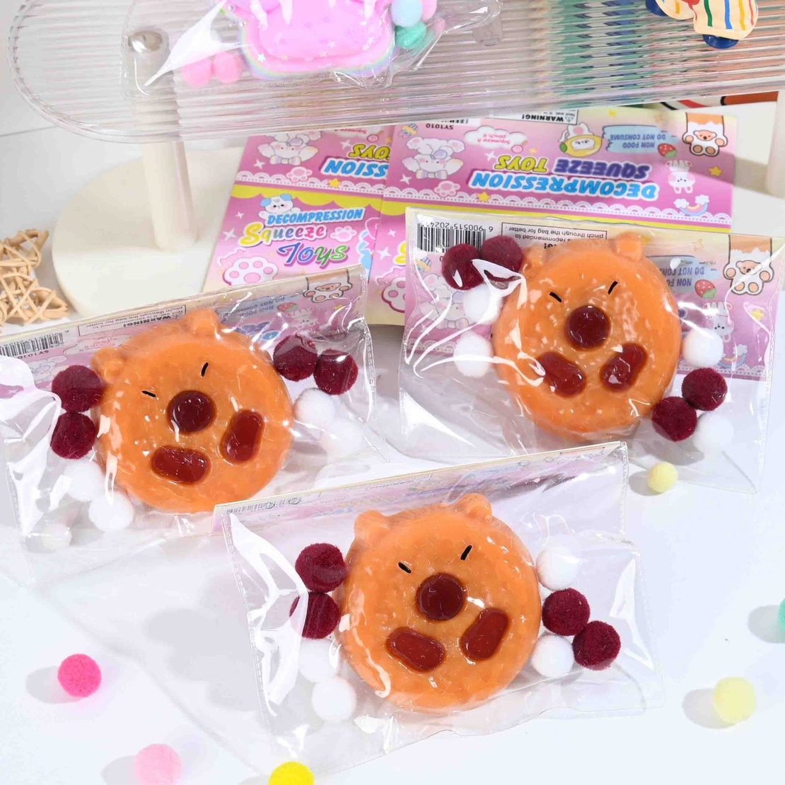 Jucarie Antistres Squishy, Flippy, cu Revenire Lenta, Squeeze Pinch Family, Forma de Biscuite Rotund, Model Capybara, 7x6.5 cm, 55g, Ambalaj Transparent, Maro