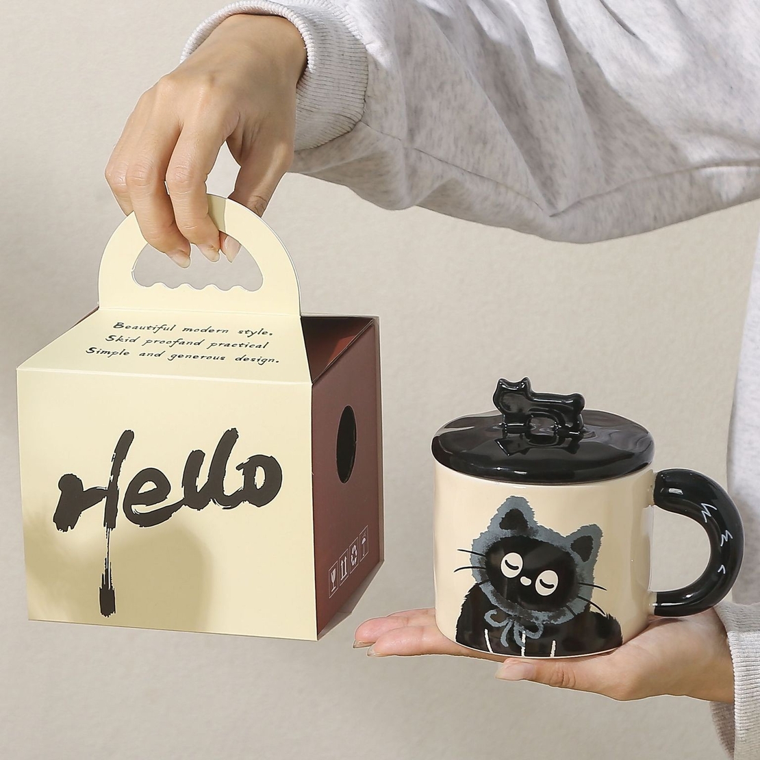 Cana din Ceramica, Flippy, Model in Cutie pentru Cadou, Cana pentru Ceai, Cafea, Cana Retro Design Capac cu Figurina 3D, 9.5 x 8 x 8 cm, 360 ml, Bej, Print Pisica Albastru Negru