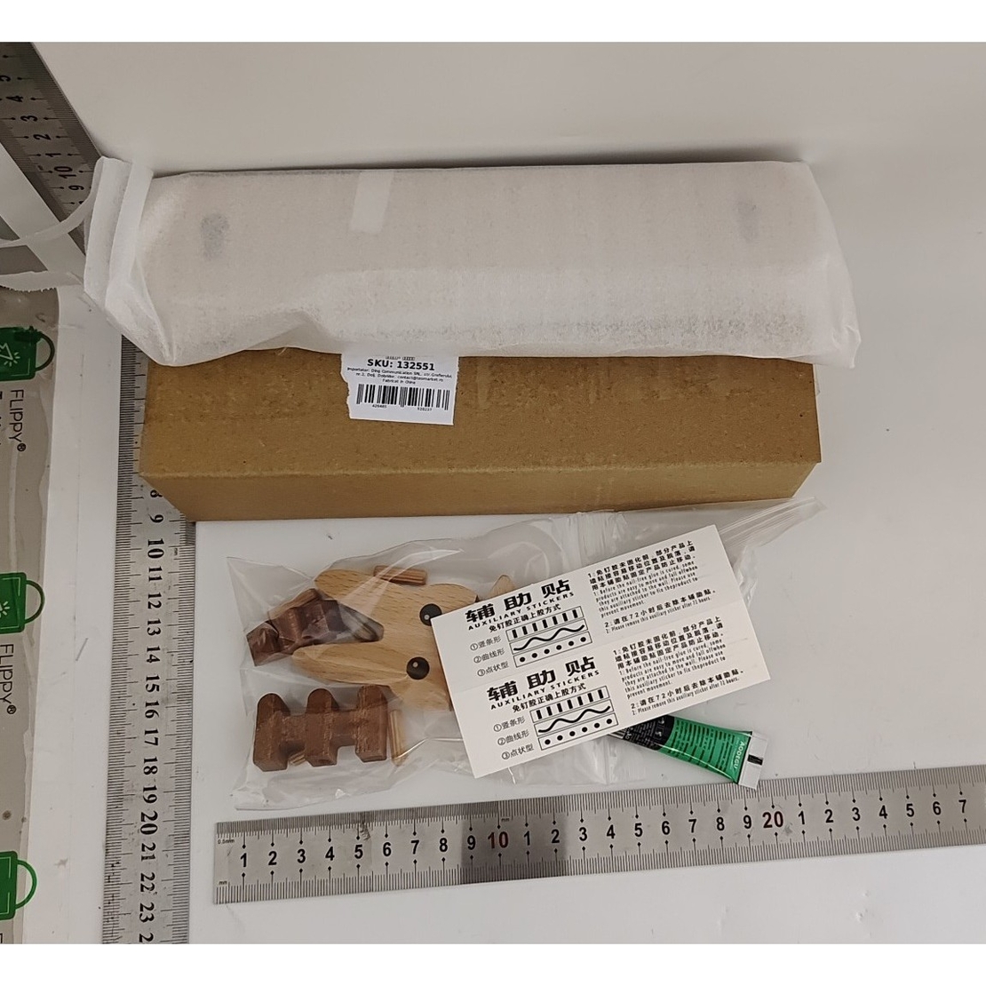 Suport pentru Chei, Flippy, din Lemn, Aplicare fara Perforare, Adeziv Inclus, 5 Carlige Albe, Model Iepure, Greutate Suportata 5 kg, 13.5 x 22 cm, Maro