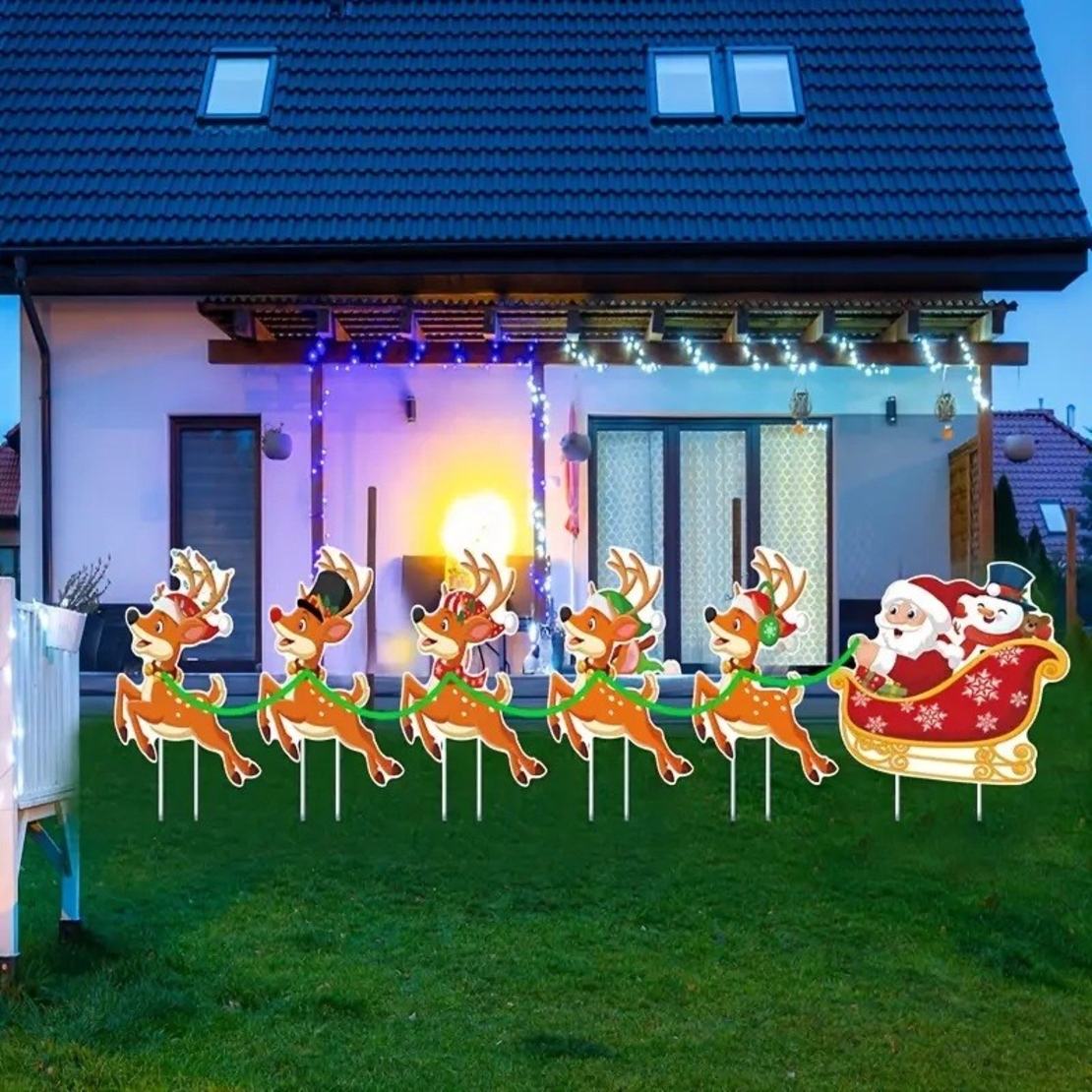 Decoratiune de Craciun, Flippy, pentru Gradina, Tip Trenulet, 6 Figurine + Bete de Infipt in Pamant, din Plastic, Impermeabil, Model Mos Craciun cu Renii, Multicolor