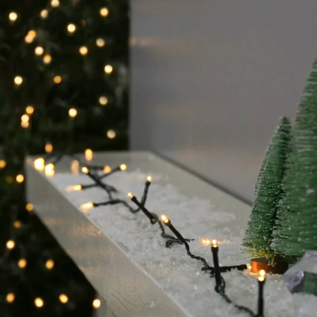 Instalatie Craciun liniara, cu transformator 31V, 10m, alb cald, 100 LED-uri V5, 8 jocuri de lumini, Fir verde, Flippy