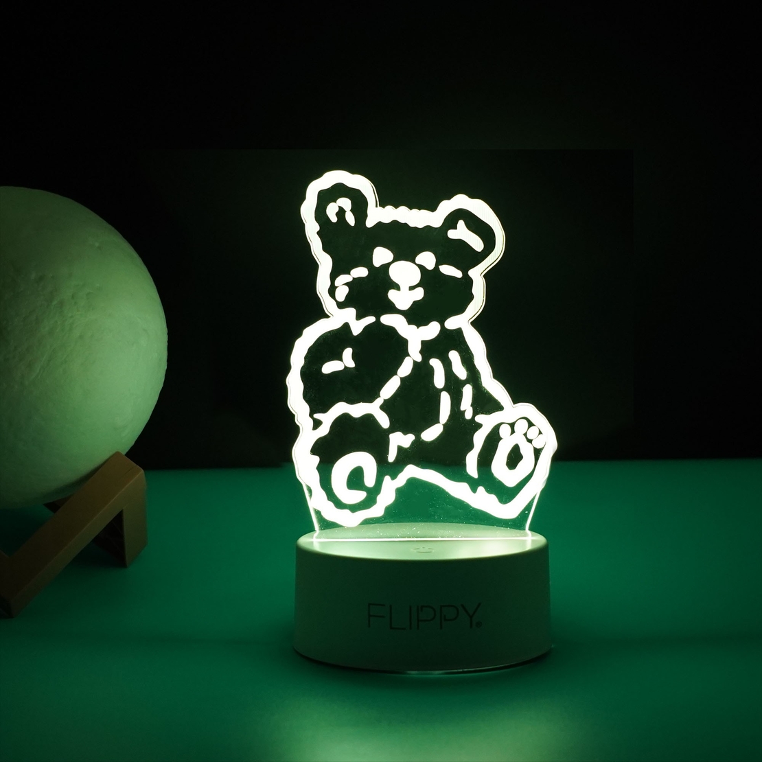 Lampa LED decorativa, Flippy, 3D, Ursulet, cu telecomanda, doua moduri de alimentare USB si baterii, 20 cm inaltime, din material acril si lumina multicolora, alb