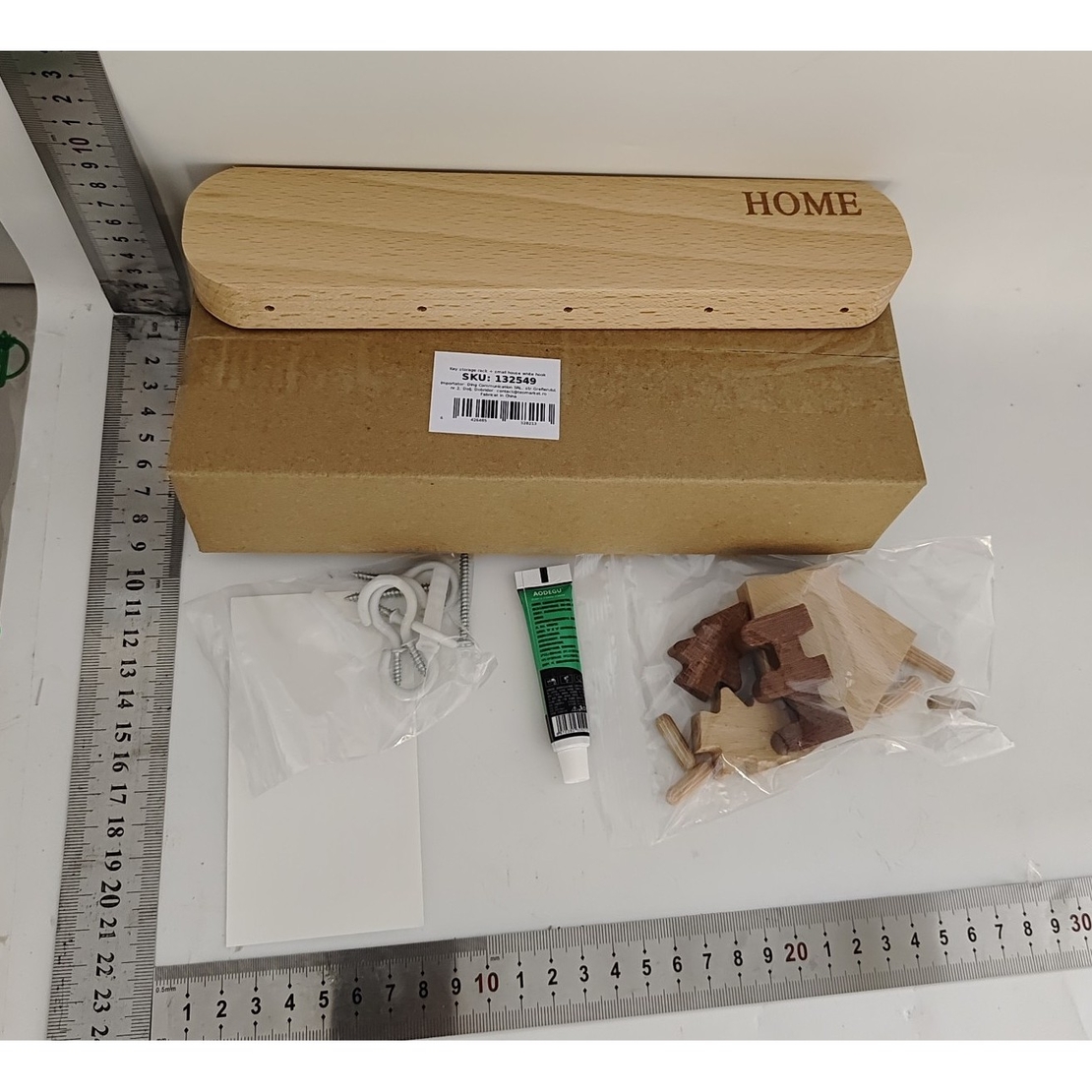 Suport pentru Chei, Flippy, din Lemn, Aplicare fara Perforare, Adeziv Inclus, 5 Carlige Albe, Model Casuta, Greutate Suportata 5 kg, 13.5 x 23 cm, Maro