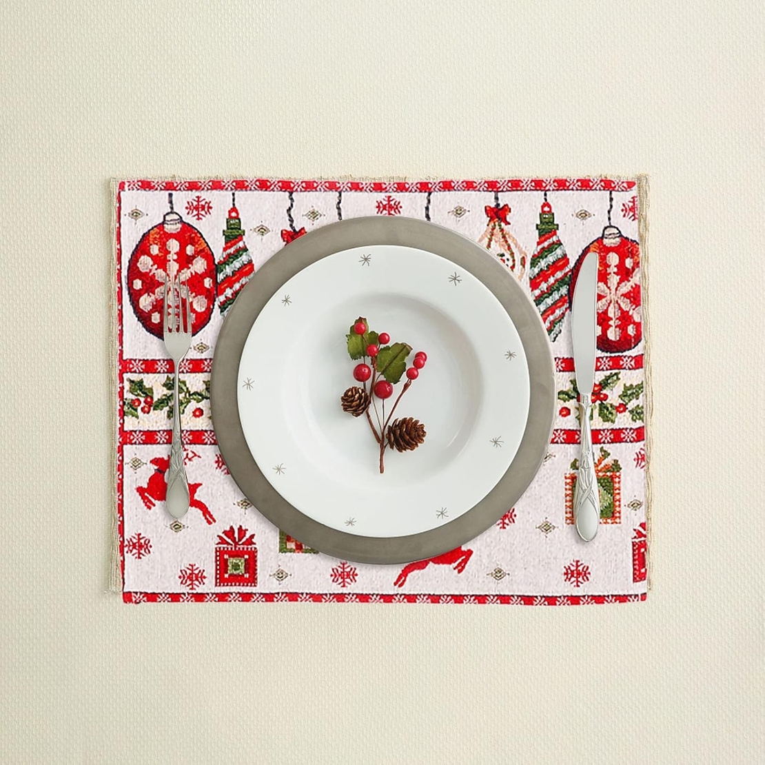 Servet pentru Masa, Flippy, Model Globulete si Cadouri, Tematica Craciun, 43 x 34 cm, Rosu